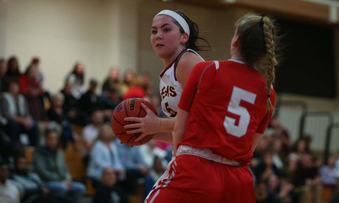 Women’s Hoop Cruises to Fourth Straight Victory
