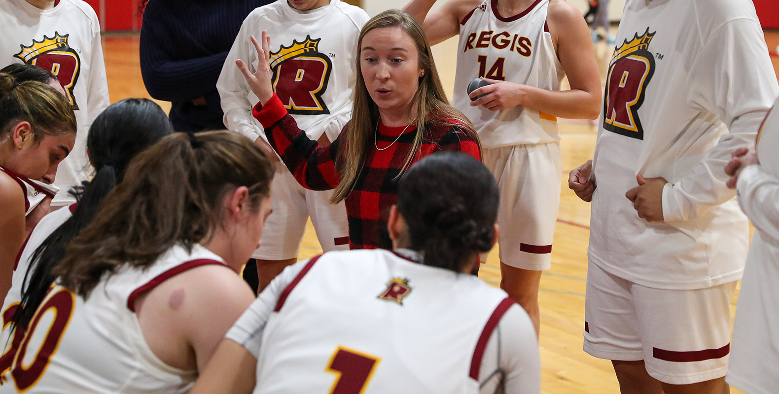 Women's Basketball Unable to Hang on Against USJ