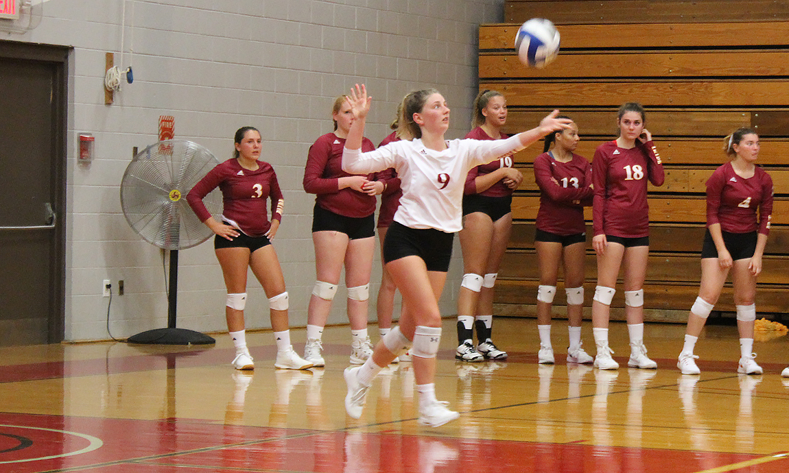 Women’s Volleyball Loses Two at Smith College