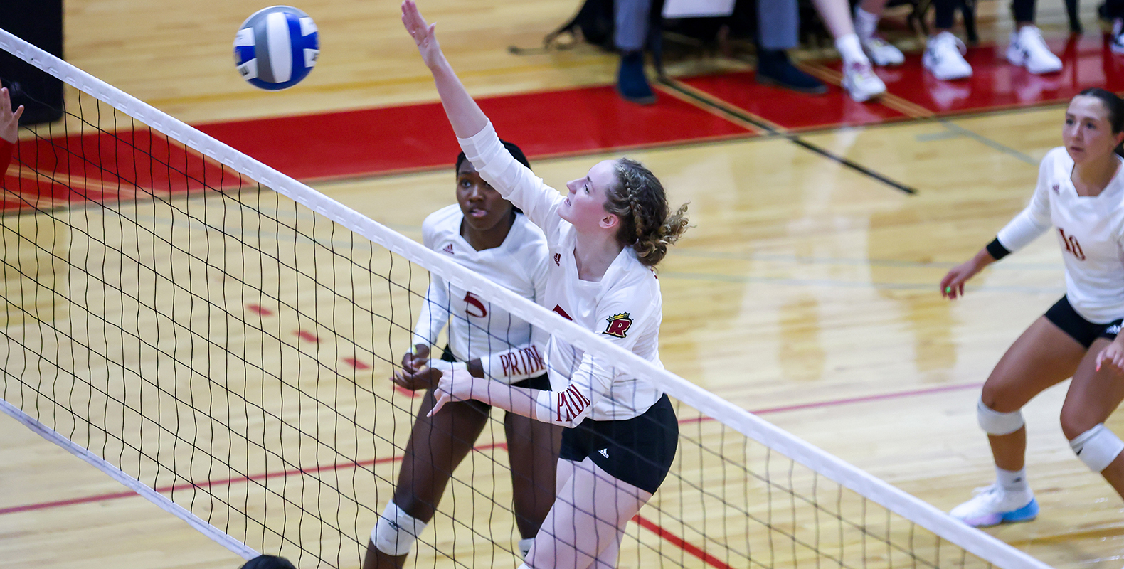 Women’s Volleyball Splits Tri-Match at Trinity College